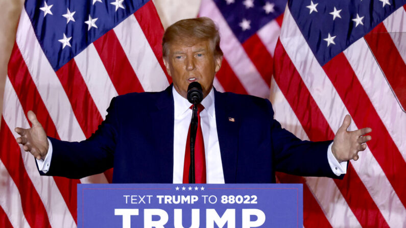 El expresidente Donald Trump dice que se presenta a las elecciones presidenciales de Estados Unidos de 2024 durante un anuncio en su casa de Mar-a-Lago, en Palm Beach, Florida, el 15 de noviembre de 2022. (Alon Skuy/AFP vía Getty Images)
