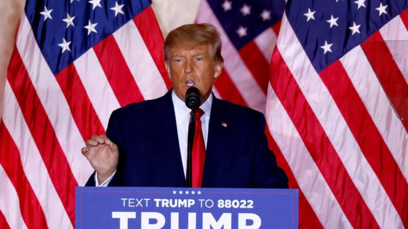 El expresidente Donald Trump habla en el club Mar-a-Lago en Palm Beach, Florida, el 15 de noviembre de 2022. (Alon Skuy/AFP vía Getty Images)
