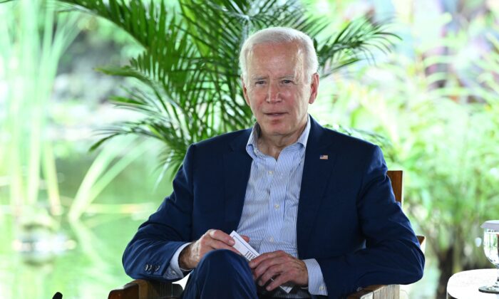 El presidente de EE.UU., Joe Biden, asiste a una reunión con el primer ministro británico, Rishi Sunak, al margen de la Cumbre del G20 en Nusa Dua, en la isla de Bali, Indonesia, el 16 de noviembre de 2022. (Saul Loeb/AFP vía Getty Images)
