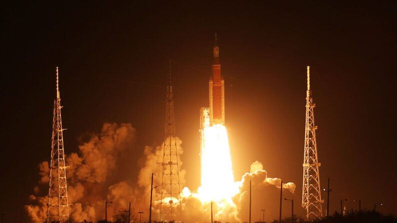 El cohete Artemis I del Sistema de Lanzamiento Espacial (SLS) de la NASA, con la cápsula Orión acoplada, se lanza en el Centro Espacial Kennedy de la NASA el 16 de noviembre de 2022 en Cabo Cañaveral, Florida. (Red Huber/Getty Images)