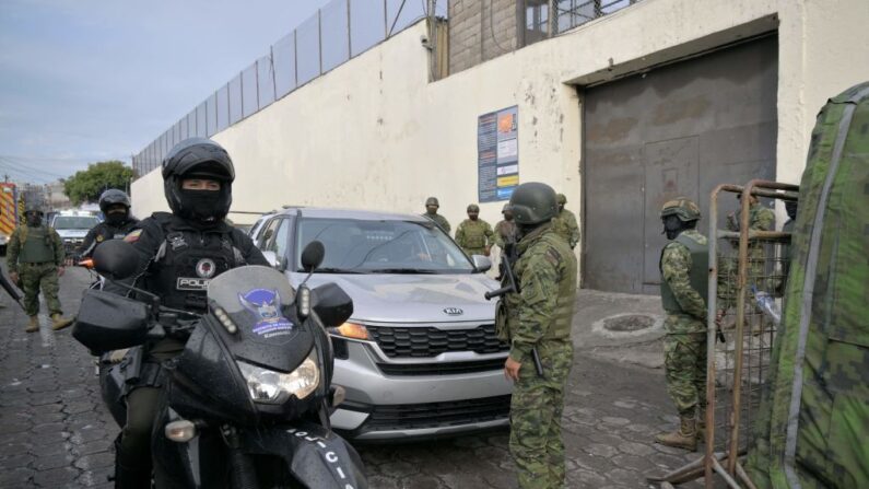 Soldados y policías vigilan el traslado de dos reclusos de la cárcel de Pichincha 1, en Quito (Ecuador), el 18 de noviembre de 2022. (Rodrigo Buendia/AFP vía Getty Images)