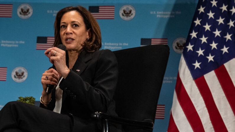 La vicepresidenta de Estados Unidos, Kamala Harris, habla durante la reunión del ayuntamiento sobre el empoderamiento de las mujeres en el Sofitel Philippine Plaza en Pasay, Metro Manila (Filipinas), el 21 de noviembre de 2022. (Haiyun Jiang/POOL/AFP vía Getty Images)