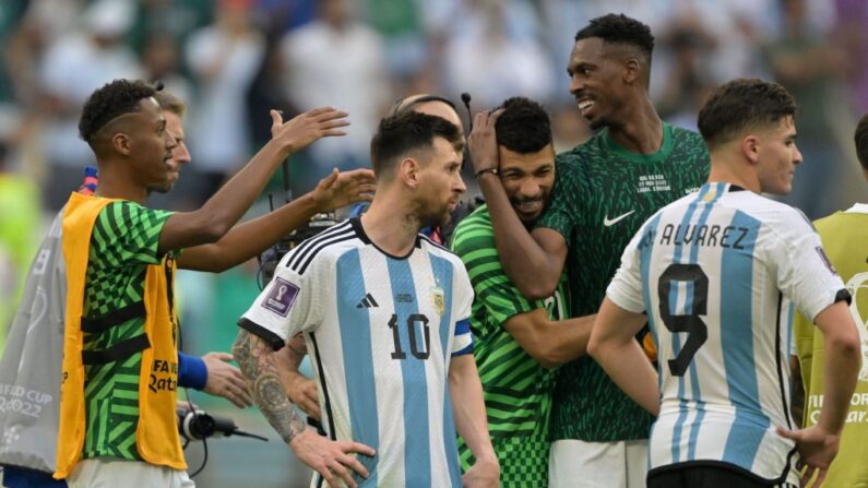 El delantero #10 de Argentina Lionel Messi (C) y los jugadores reaccionan al final del partido de fútbol del Grupo C de la Copa del Mundo Qatar 2022 entre Argentina y Arabia Saudita en el Estadio Lusail en Lusail, al norte de Doha el 22 de noviembre de 2022. (JUAN MABROMATA/AFP vía Getty Images)