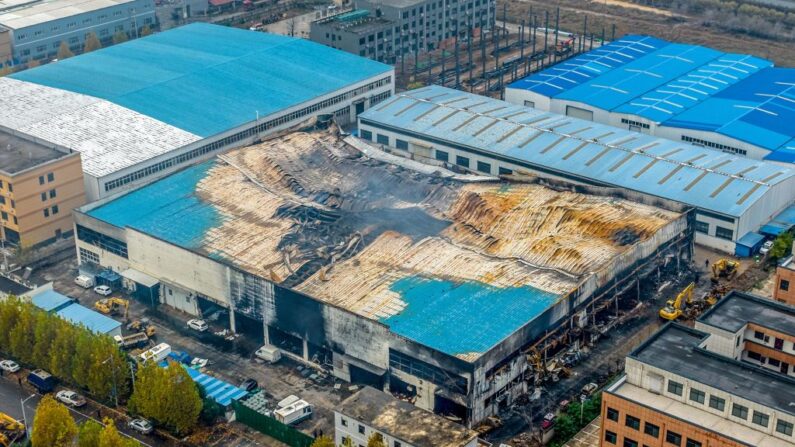 Esta foto aérea tomada el 22 de noviembre de 2022 muestra el lugar de un incendio que mató a treinta y ocho personas e hirió a otras dos en una fábrica en Anyang, en la provincia central china de Henan. (CNS/AFP vía Getty Images)