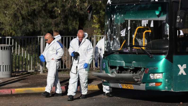 Expertos forenses israelíes recogen pruebas en el lugar de una explosión en una parada de autobús en Jerusalén el 23 de noviembre de 2022. (Ahmad Gharabli/AFP vía Getty Images)