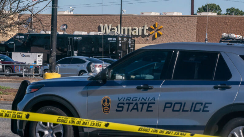 Se ve una cinta policial en el lugar de un tiroteo mortal en un Walmart el 23 de noviembre de 2022 en Chesapeake, Virginia. (Nathan Howard/Getty Images)