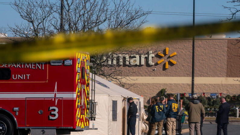 Miembros del FBI y otras fuerzas del orden investigan el lugar de un tiroteo mortal en un Walmart el 23 de noviembre de 2022 en Chesapeake, Virginia (EE.UU.). (Nathan Howard/Getty Images)