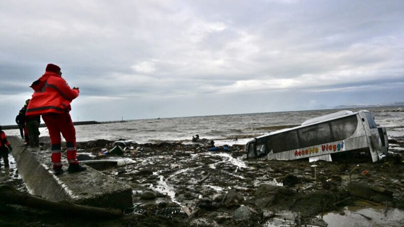 Miembros de los servicios de rescate observan los coches dañados en la isla de Ischia, al sur de Italia, el 26 de noviembre de 2022, tras las fuertes lluvias que provocaron un corrimiento de tierras. (Ansa/AFP vía Getty Images)