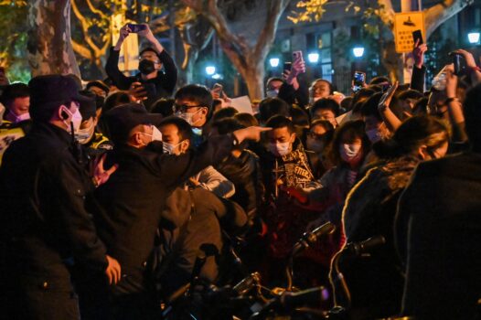 La policía y los manifestantes se enfrentan durante una protesta contra la política de cero COVID de China en Shanghái el 27 de noviembre de 2022. (Hector Retamal/AFP vía Getty Images)