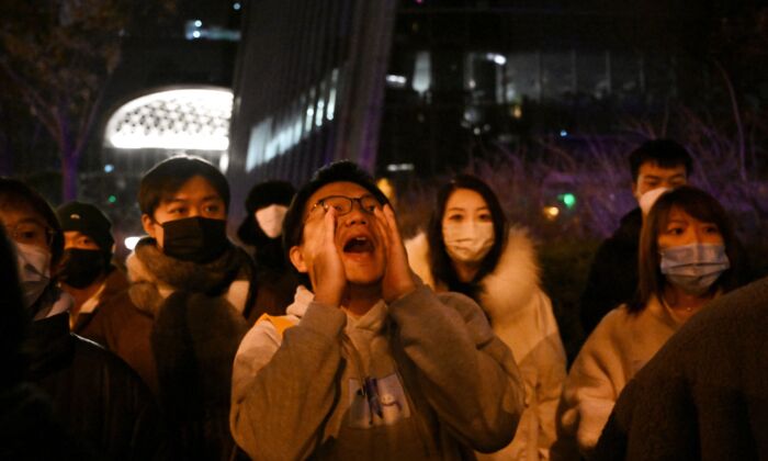 Un manifestante grita durante una protesta por las víctimas de un incendio mortal, así como en una protesta contra las duras restricciones de COVID-19 de China, en Beijing, el 28 de noviembre de 2022. (Noel Celis/AFP vía Getty Images)