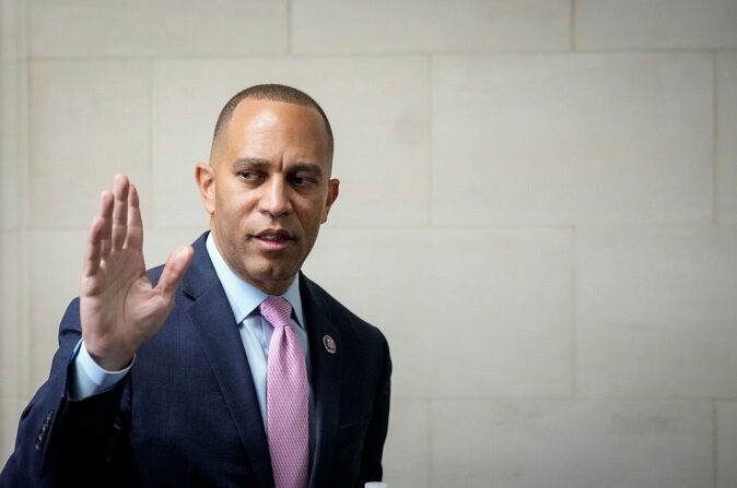 El presidente del Caucus Demócrata de la Cámara de Representantes, Hakeem Jeffries (D-NY), sale de una reunión de elección de liderazgo con el caucus demócrata en el Edificio de Oficinas de la Cámara de Representantes Longworth en el Capitolio el 30 de noviembre de 2022 en Washington, DC.8Drew Angerer/Getty Images)