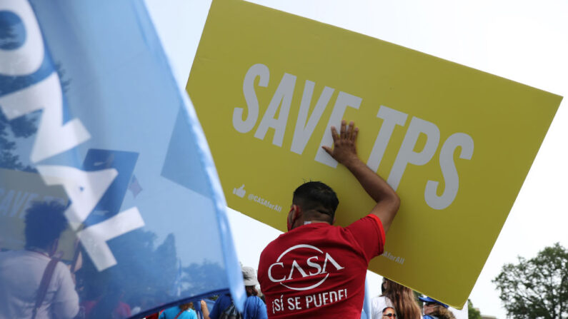 Partidarios de la Alianza Nacional de TPS, una organización de base formada por grupos de derechos de los inmigrantes, se manifiestan en el Capitolio de Estados Unidos el 15 de septiembre de 2020 en Washington, DC. (Chip Somodevilla/Getty Images)