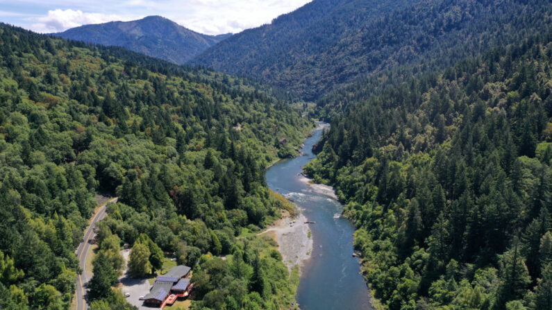 En una vista aérea, el río Klamath fluye por la sede tribal de la tribu Yurok el 09 de junio de 2021 en Weitchpec, California. (Justin Sullivan/Getty Images)