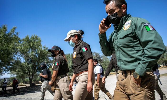 Funcionarios de inmigración mexicanos caminan en busca de inmigrantes haitianos con el propósito de evitar que crucen la frontera entre EE.UU. y México, en Ciudad Acuña, México, el 23 de septiembre de 2021. (John Moore/Getty Images)

