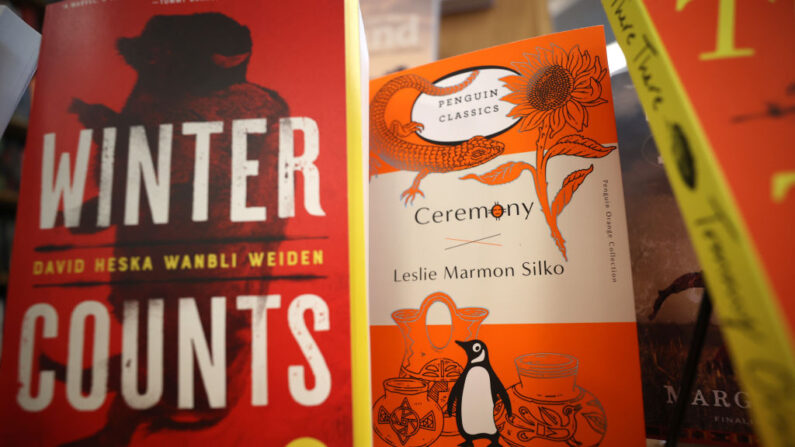 El logotipo de Penguin es visible en la portada de un libro expuesto en un estante en Book Passage el 02 de noviembre de 2021 en Corte Madera, California. (Justin Sullivan/Getty Images)
