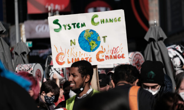 Cientos de manifestantes climáticos caminan desde Times Square hasta la oficina de la gobernadora de Nueva York, Kathy Hochul, para exigir más acciones contra el cambio climático en la ciudad de Nueva York, el 13 de noviembre de 2021. (Spencer Platt/Getty Images)