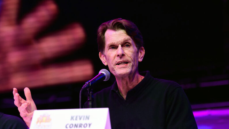El actor Kevin Conroy habla durante la Comic Con de Los Ángeles 2021 en el Centro de Convenciones de Los Ángeles el 04 de diciembre de 2021 en Los Ángeles, California. (Chelsea Guglielmino/Getty Images)