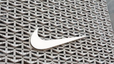 Exempleados demandan a Nike por el mandato de la vacuna COVID