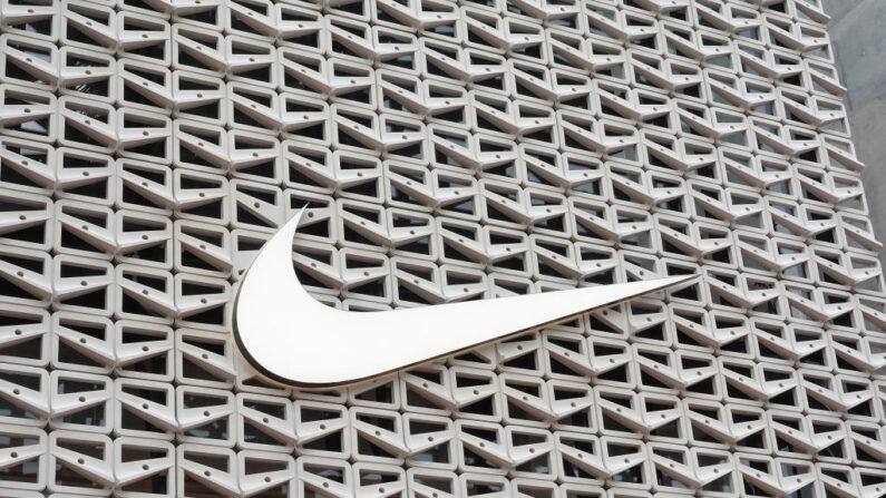 El logo de Nike cuelga sobre la entrada de la tienda de Nike el 21 de diciembre de 2021 en Miami Beach, Florida. (Joe Raedle/Getty Images)
