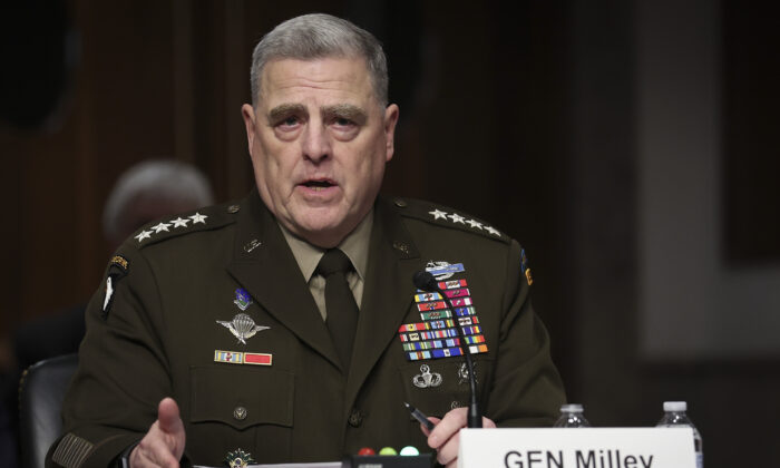 El general Mark Milley, jefe del Estado Mayor Conjunto, declara ante la Comisión de Servicios Armados del Senado, en Washington, el 7 de abril de 2022. (Win McNamee/Getty Images)
