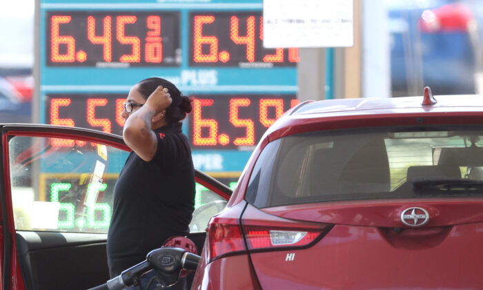 Una cliente en una estación de gasolina en Petaluma, California, el 18 de mayo de 2022. (Justin Sullivan/Getty Images)
