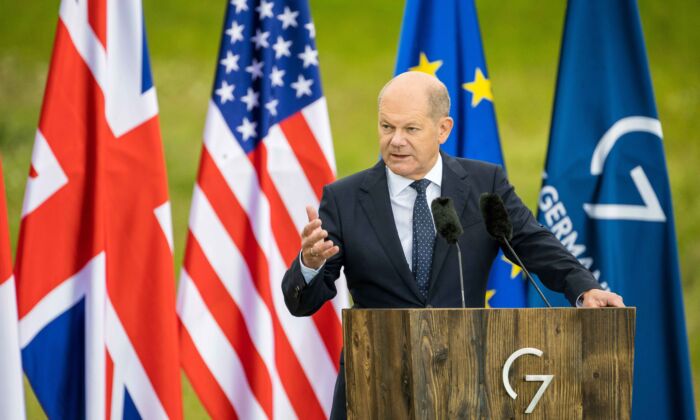 El canciller alemán, Olaf Scholz, habla con los medios de comunicación en el último día de la cumbre del G7, en Schloss Elmau, cerca de Garmisch-Partenkirchen, Alemania, el 27 de junio de 2022. (Thomas Lohnes/Getty Images)
