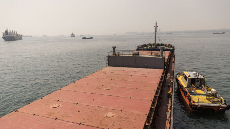 La cubierta del buque MV Ramus, que transporta 6161 toneladas de trigo procedentes de Ucrania, se ve antes de una inspección realizada por representantes que trabajan para el equipo de inspección del Centro de Coordinación Conjunta el 18 de agosto de 2022 en Estambul, Turquía. (Chris McGrath/Getty Images)