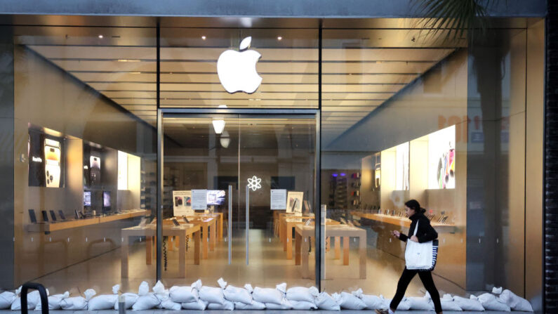 Una mujer pasa por delante de una tienda de Apple. (Scott Olson/Getty Images)