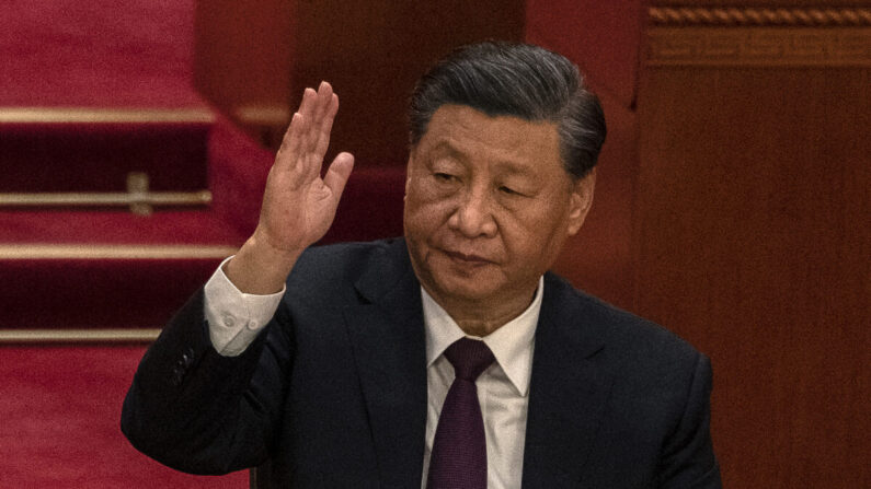 El líder chino Xi Jinping levanta la mano mientras vota durante la sesión de clausura del 20º Congreso Nacional del Partido Comunista Chino, en el Gran Salón del Pueblo, en Beijing, el 22 de octubre de 2022. (Kevin Frayer/Getty Images)
