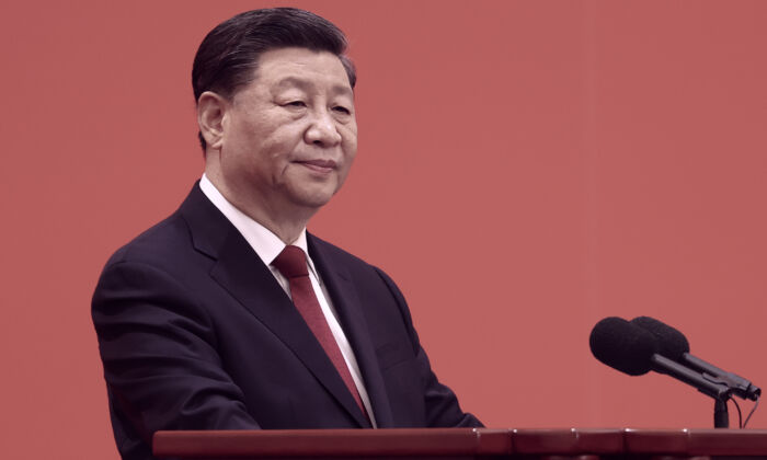 El líder chino, Xi Jinping, habla en el podio durante una reunión entre miembros del Comité Central del PCCh y periodistas chinos y extranjeros, en Beijing, el 23 de octubre de 2022. (Lintao Zhang/Getty Images)
