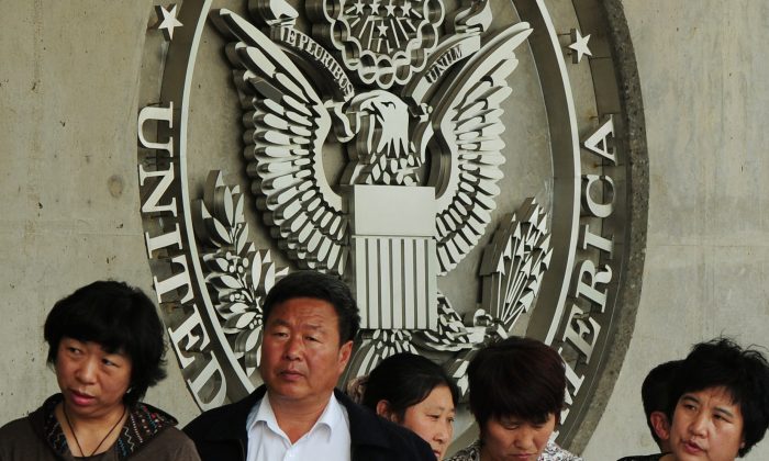 Ciudadanos chinos esperan para presentar sus solicitudes de visa en la Embajada de EE.UU., en Beijing, el 2 de mayo de 2012. (Mark Ralston/AFP/Getty Images)
