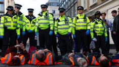 Detienen a 23 activistas climáticos por cortar la principal autopista británica