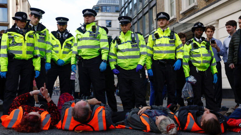 Manifestantes de "Just Stop Oil" son arrestados después de bloquear la carretera en el cruce de Cannon St y Queen Victoria St el 27 de octubre de 2022 en Londres, Inglaterra. (Jeff J Mitchell/Getty Images)