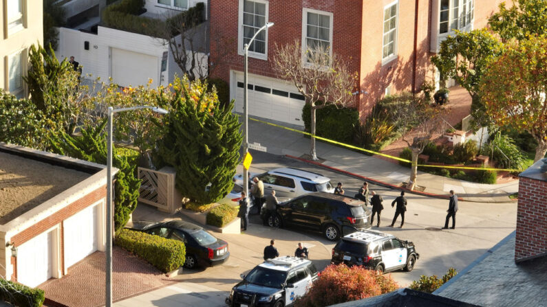 En una vista aérea, oficiales de policía de San Francisco y agentes del F.B.I. se reúnen frente a la casa de la presidenta de la Cámara de Representantes de Estados Unidos, Nancy Pelosi (D-CA), el 28 de octubre de 2022 en San Francisco, California. (Justin Sullivan/Getty Images)