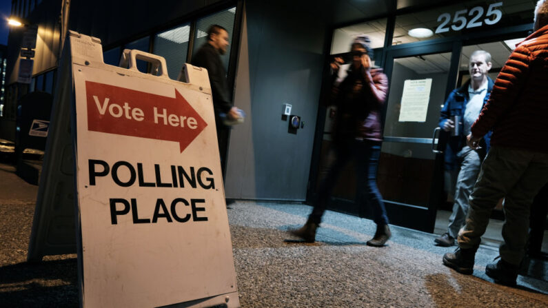 Los votantes llegan para emitir un voto en un centro de votación instalado en la Oficina Electoral de la Región II el 01 de noviembre de 2022 en Anchorage, Alaska. (Spencer Platt/Getty Images)