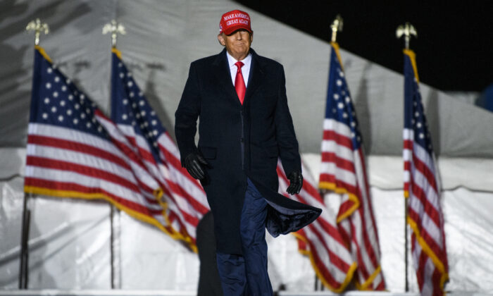 El expresidente de Estados Unidos, Donald Trump, llega durante un acto de campaña en el aeropuerto Sioux Gateway en Sioux City, Iowa, el 3 de noviembre de 2022. (Stephen Maturen/Getty Images)