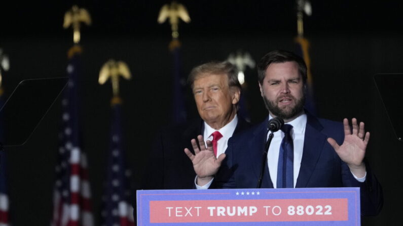 El expresidente Donald Trump y el candidato republicano al Senado de EE.UU., J.D. Vance, durante un mitin en el Aeropuerto Internacional de Dayton, en Vandalia, Ohio, el 7 de noviembre de 2022. (Drew Angerer/Getty Images)
