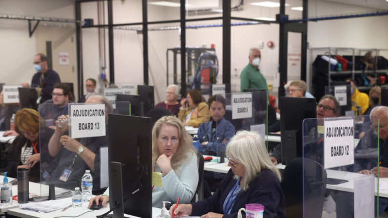  Una junta autorizada revisa las papeletas de voto en el Centro de Tabulación y Elecciones del Condado de Maricopa el 07 de noviembre de 2022 en Phoenix, Arizona. (Justin Sullivan/Getty Images)
