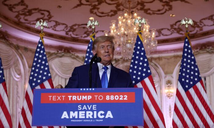 El expresidente Donald Trump habla durante un evento de la noche de las elecciones, en Mar-a-Lago, en Palm Beach, Florida, el 8 de noviembre de 2022. (Joe Raedle/Getty Images)
