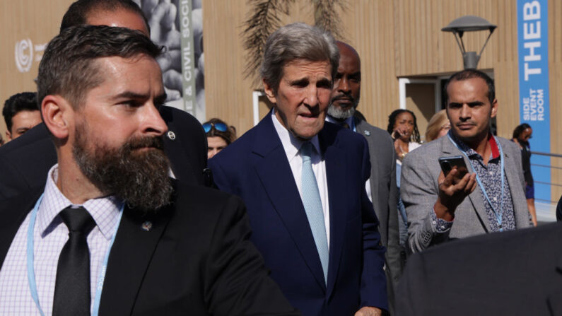 El enviado presidencial especial de EE.UU. para el clima, John Kerry, asiste a la conferencia sobre el clima COP27 de la CMNUCC el 9 de noviembre de 2022 en Sharm El Sheikh, Egipto. (Sean Gallup/Getty Images)