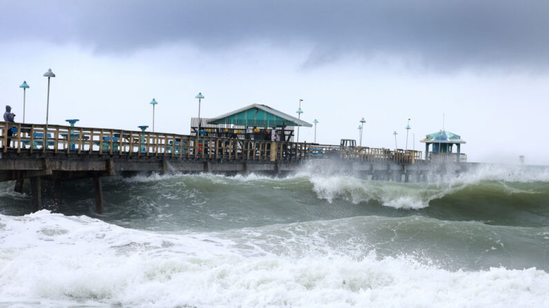 Vientos de la tormenta tropical Nicole cerca del muelle de pesca de Anglin, en Lauderdale-By-The-Sea, Florida, el 9 de noviembre de 2022. (Joe Raedle/Getty Images)