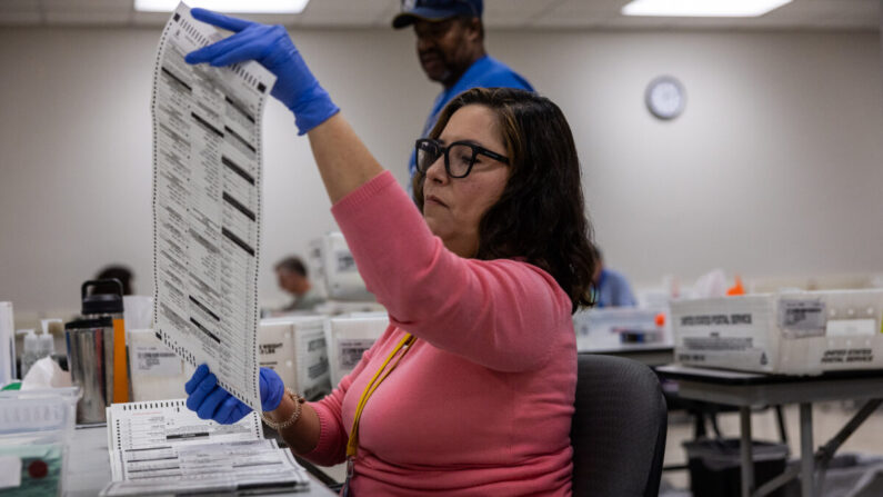Trabajadores electorales clasifican las boletas en el Centro Electoral y de Tabulación del Condado de Maricopa en Phoenix, Arizona, el 9 de noviembre de 2022. (John Moore/Getty Images)