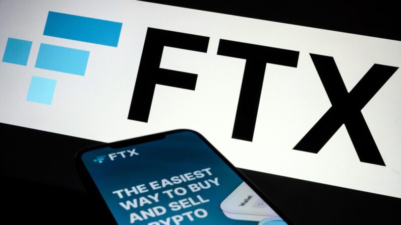 El logotipo del FTX y los anuncios de la aplicación para celulares aparecen en las pantallas de Londres, Inglaterra, el 10 de noviembre de 2022. (Leon Neal/Getty Images)
