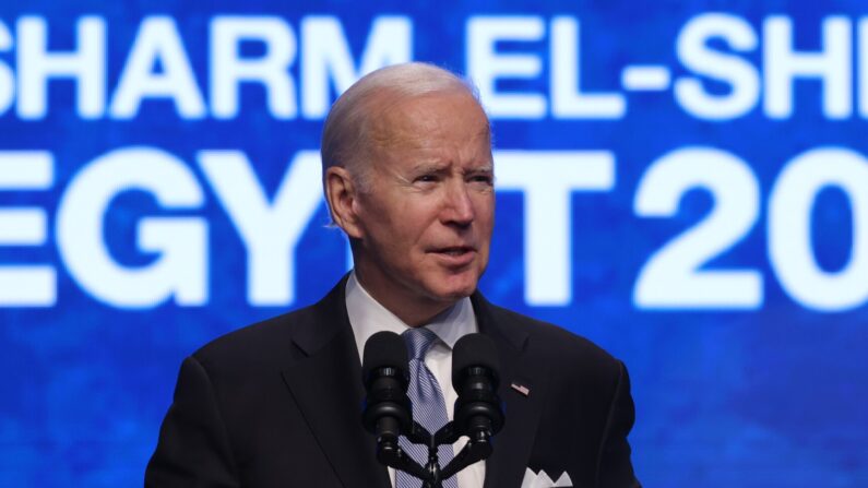 El presidente de Estados Unidos, Joe Biden, habla en la conferencia sobre el clima COP27 de la CMNUCC el 11 de noviembre de 2022 en Sharm El Sheikh, Egipto. (Sean Gallup/Getty Images)