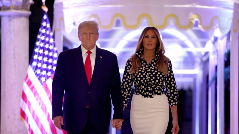 El expresidente estadounidense Donald Trump y la ex primera dama Melania Trump llegan a un evento en su casa de Mar-a-Lago en Palm Beach, Florida, el 15 de noviembre de 2022. (Joe Raedle/Getty Images)
