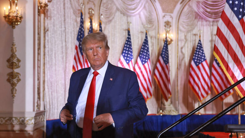 El expresidente de Estados Unidos, Donald Trump, abandona el escenario después de hablar durante un evento en su casa de Mar-a-Lago el 15 de noviembre de 2022 en Palm Beach, Florida. (Joe Raedle/Getty Images)