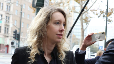 La emprendedora estadounidense Elizabeth Holmes, fundadora de Theranos, ingresa en prisión