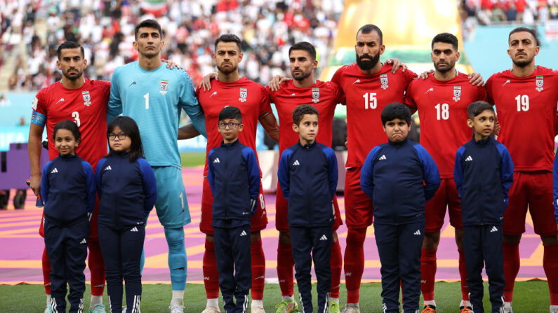 La selección de futbol iraní se alinea para el himno nacional antes del partido del Grupo B de la Copa Mundial de la FIFA Qatar 2022 entre Inglaterra y IR Irán en el Estadio Internacional Khalifa el 21 de noviembre de 2022 en Doha, Qatar. (Julian Finney/Getty Images)