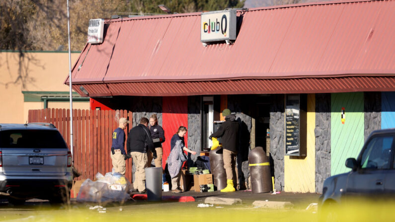 Oficiales locales y federales continúan su investigación en el club nocturno Club Q el 22 de noviembre de 2022 en Colorado Springs, Colorado. (Scott Olson/Getty Images)