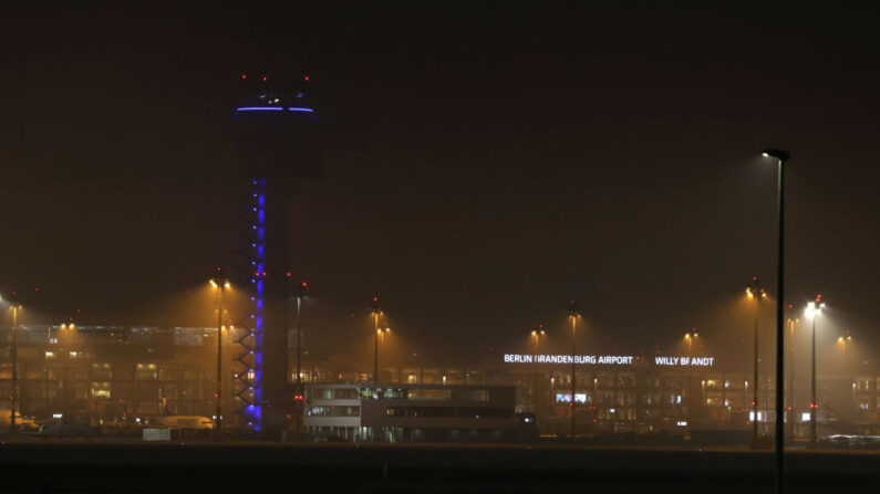 La torre de control se encuentra en el aeropuerto internacional de Berlín-Brandeburgo el 24 de noviembre de 2022 en Schoenefeld, Alemania. Activistas del grupo "Última Generación" (Letzte Generation) irrumpieron en la propiedad del aeropuerto y se pegaron en dos puntos de las pistas, interrumpiendo temporalmente el tráfico aéreo. (Sean Gallup/Getty Images)